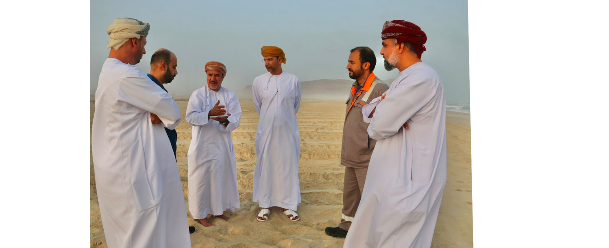 اللجنة العُمانية لحقوق الإنسان تنفذ زيارة ميدانية لمتابعة تداعيات حادثة التسرب النفطي في رأس مدركة